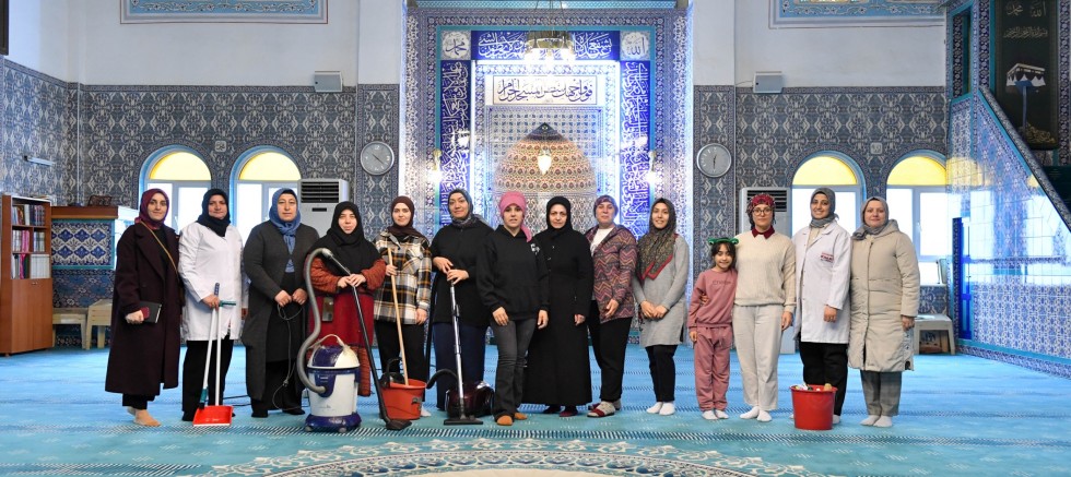 ALTINDAĞ’DA CAMİLERE KADIN ELİ DEĞDİ