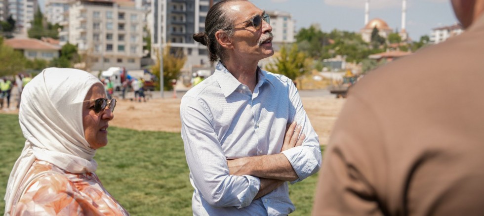 BELEDİYE BAŞKANI ERDAL BEŞİKCİOĞLU, TÜRK BEYLERİ KENT MEYDANI YANINDAKİ VE PARKLARDAKİ ÇALIŞMALARI YERİNDE İNCELEDİ