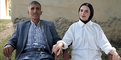 Babası sınav çıkışı çiçekle karşılamıştı: Aldığı puan ortaya çıktı