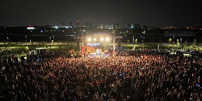 GASTRO FEST’İN İLK GÜNÜ UNUTULMAZ BİR KONSERLE TAÇLANDI