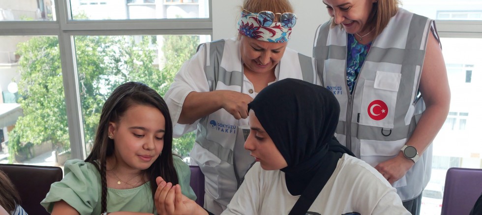 YARATICILIĞIN VE PAYLAŞMANIN GÜNÜ: ETİMGEM’DE ÇOCUKLARA TAKI ATOLYESİ GERÇEKLEŞTİRİLDİ!